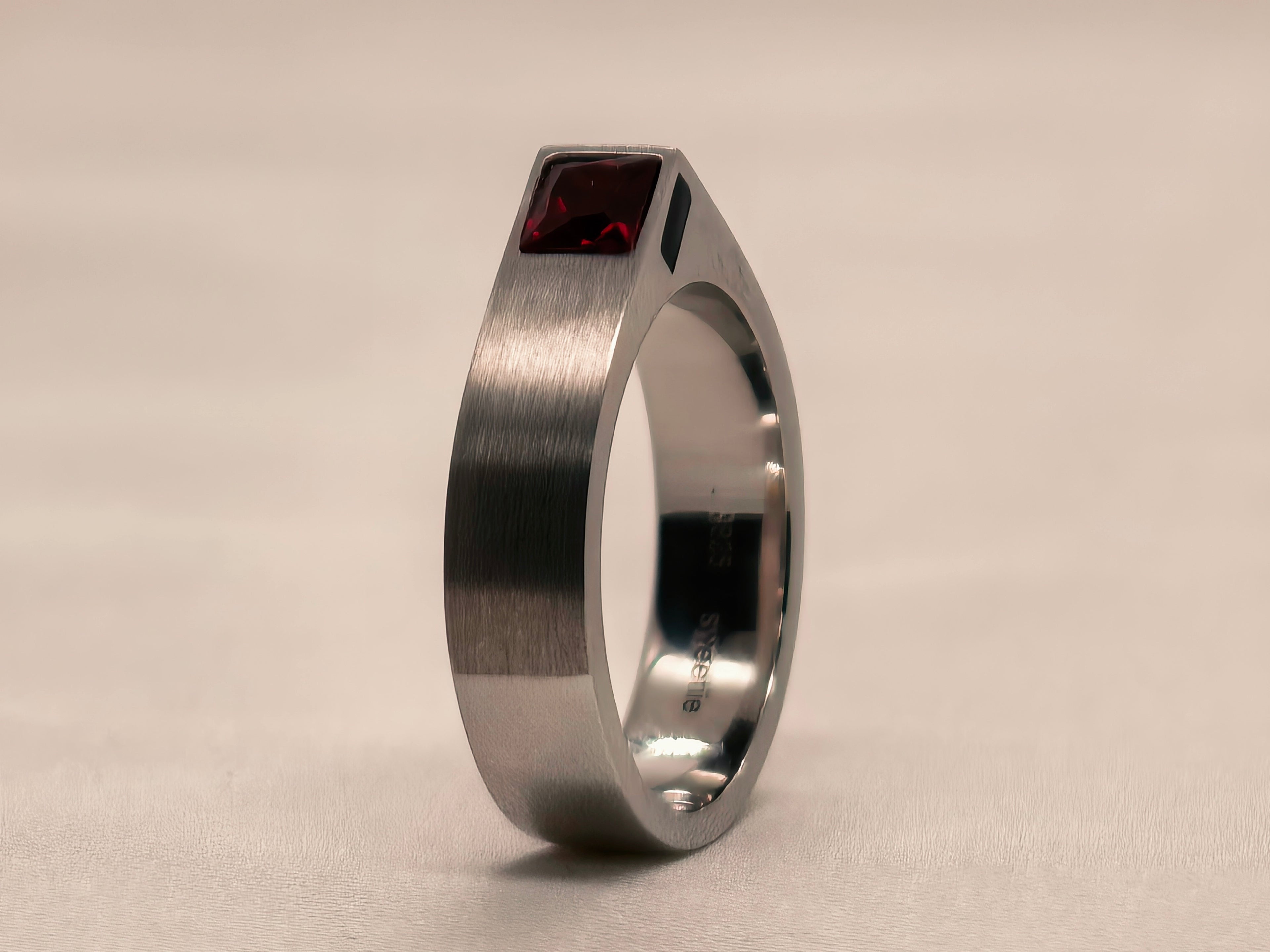 VERDANT ARCH Ring — Lab-Grown Emerald