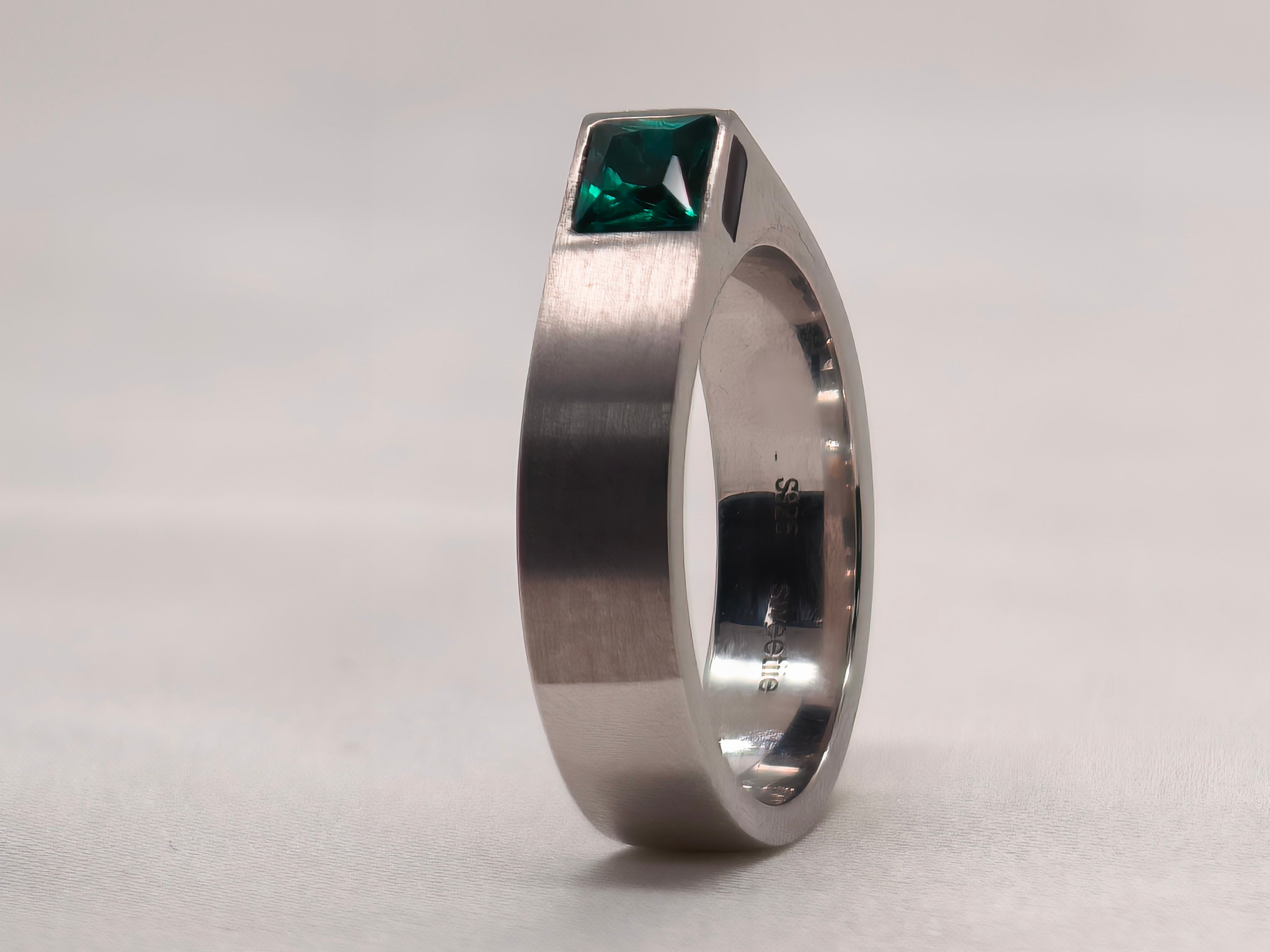 VERDANT ARCH Ring — Lab-Grown Emerald